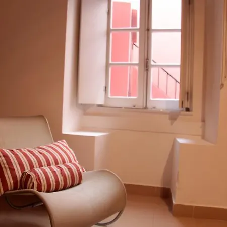 Courtyard House In Alfama